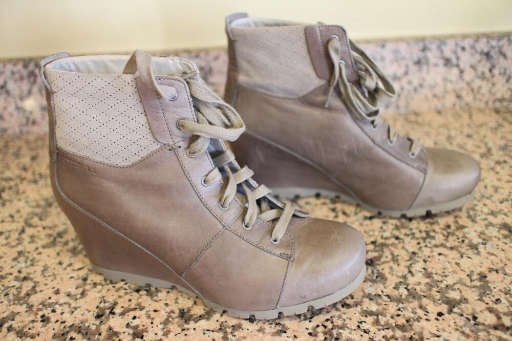 Merrell Women's Aluminum Olive Green Leather Wedge Booties size 9.5 (500